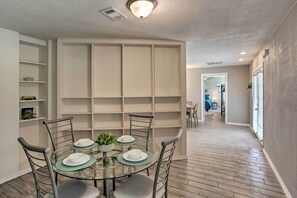 Dining - Spacious East St. Retreat - Easy Walk to AT&T Stadium (Arlington)