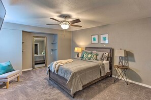 4 bedrooms, desk, WiFi, bed sheets - Spacious East St. Retreat - Easy Walk to AT&T Stadium (Arlington)