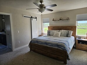 4 bedrooms, iron/ironing board, WiFi, bed sheets - Fantastic 4-bedroom house with AC in charming Oshkosh. Close to EAA (Oshkosh)