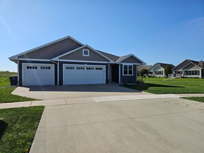 Exterior - Fantastic 4-bedroom house with AC in charming Oshkosh. Close to EAA (Oshkosh)