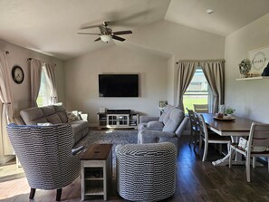 Living area - Fantastic 4-bedroom house with AC in charming Oshkosh. Close to EAA (Oshkosh)