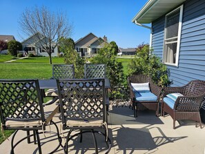 Outdoor dining - Fantastic 4-bedroom house with AC in charming Oshkosh. Close to EAA (Oshkosh)