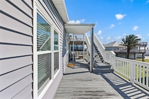 Terrace/patio - Cozy Jamaica Beach Home (Jamaica Beach)