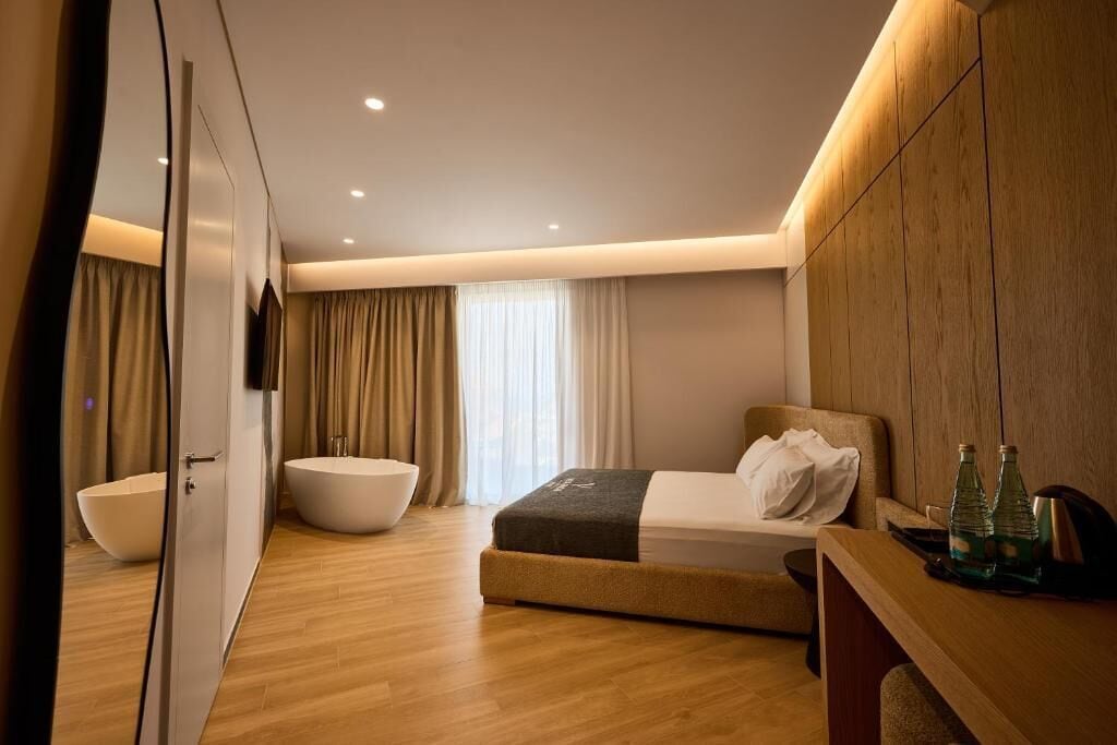 Junior Suite, Balcony, Sea View and Bathtub | 미니바, 객실 내 금고, 책상, 암막 커튼