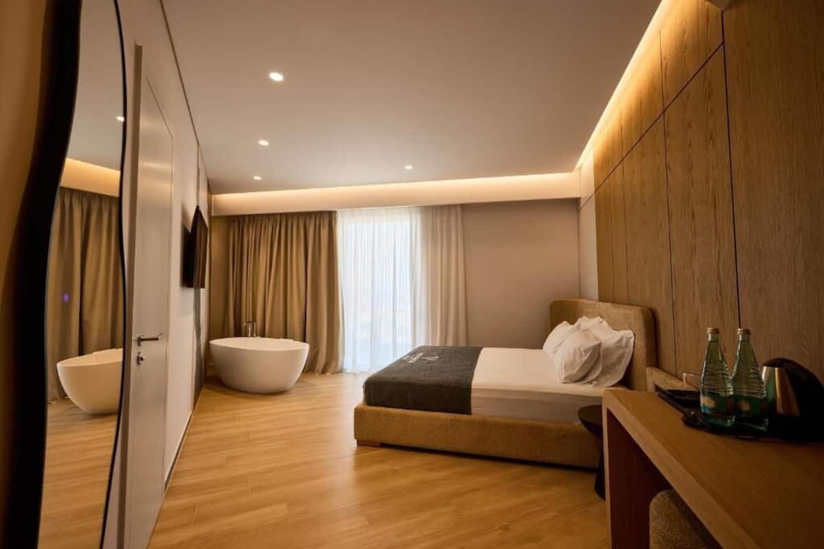 Junior Suite, Balcony, Sea View and Bathtub | มินิบาร์, ตู้นิรภัยในห้องพัก, โต๊ะทำงาน, ผ้าม่านกันแสง