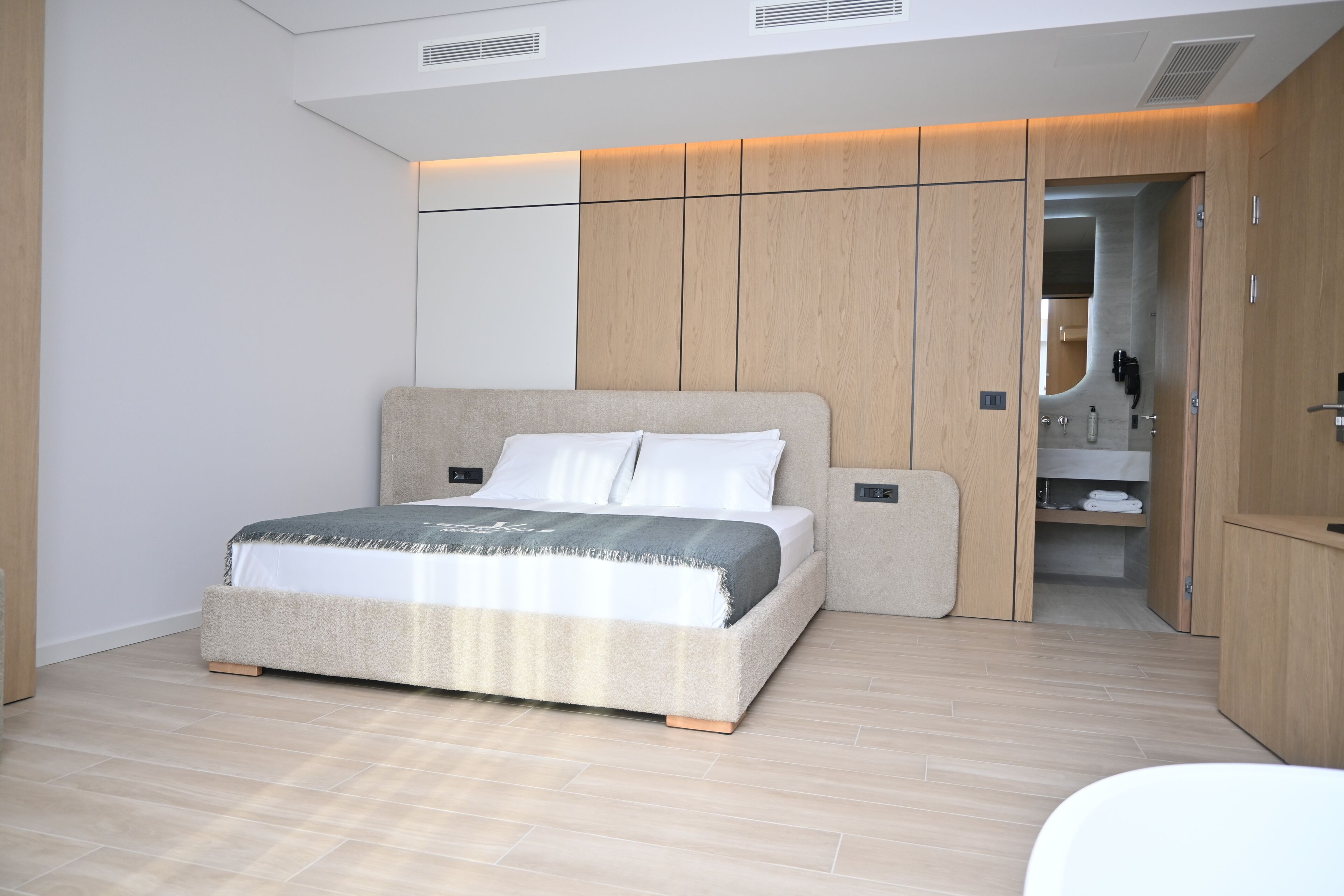 Junior Suite, Balcony, Sea View and Bathtub | Minibar, värdeförvaringsskåp på rummet och skrivbord