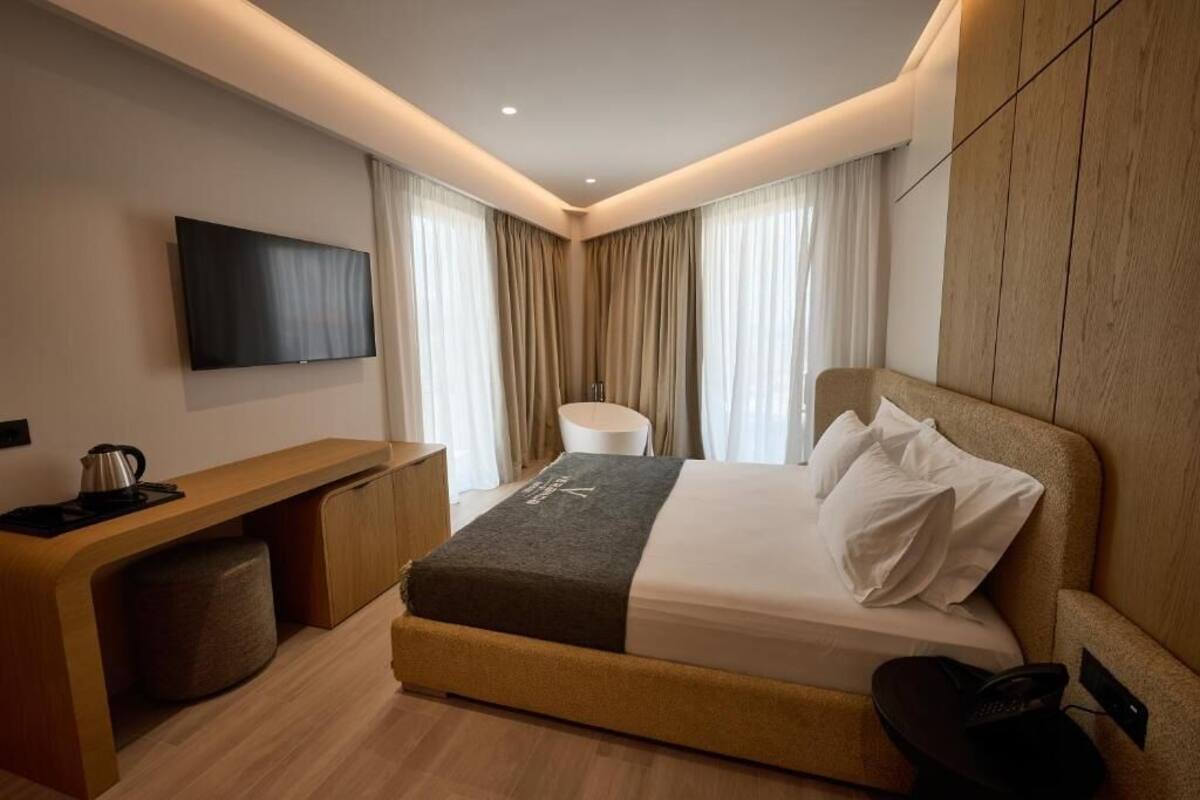 King Suite, Balcony, Sea View and Bathtub | มินิบาร์, ตู้นิรภัยในห้องพัก, โต๊ะทำงาน, ผ้าม่านกันแสง