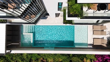 Una piscina al aire libre de temporada
