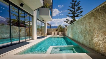 Una piscina al aire libre de temporada