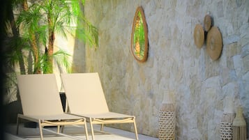Una piscina al aire libre de temporada
