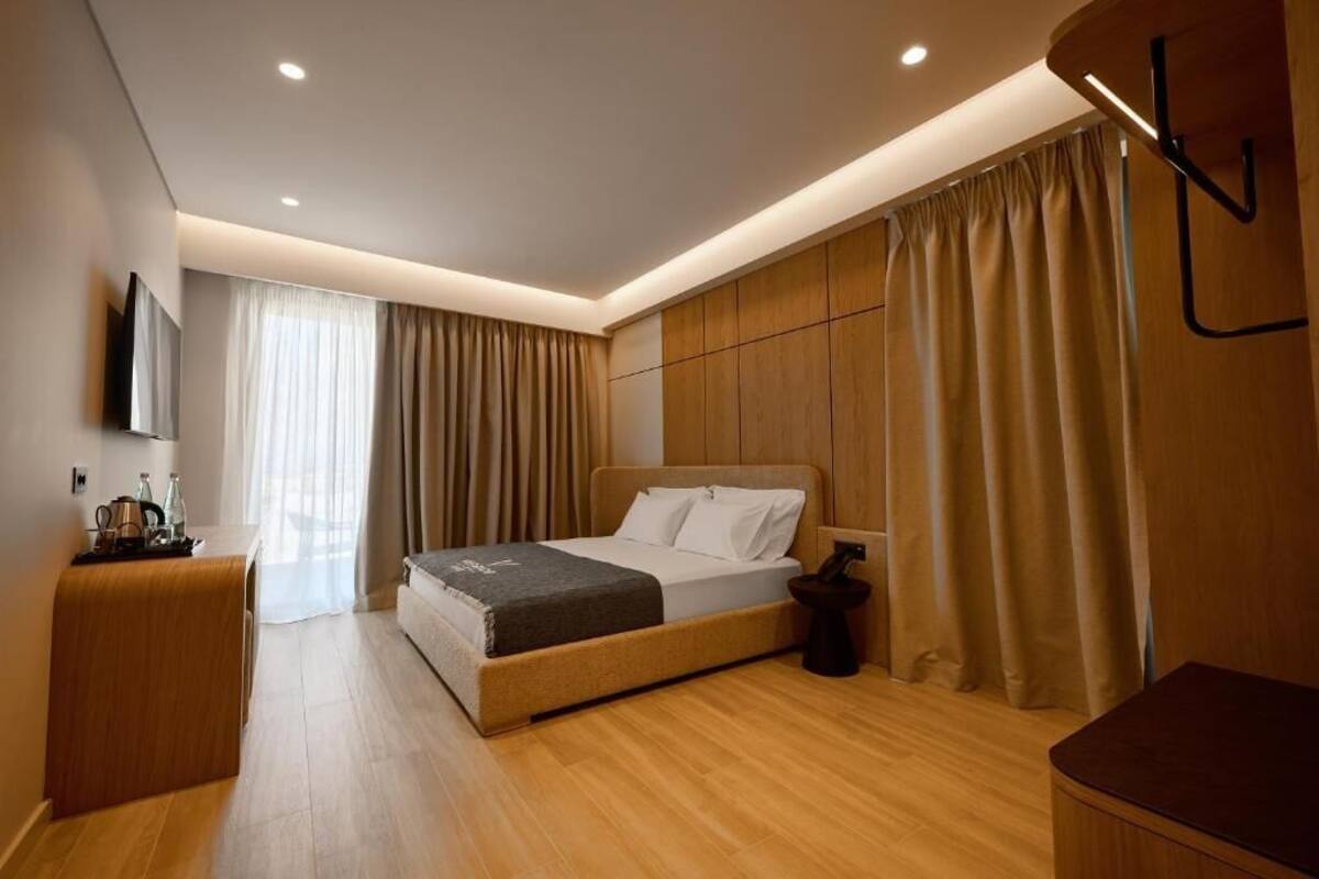 ห้องดีลักซ์สวีท, ระเบียง, วิวทะเล | มินิบาร์, ตู้นิรภัยในห้องพัก, โต๊ะทำงาน, ผ้าม่านกันแสง