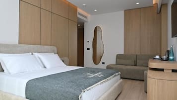 Junior-Suite, Balkon, Erdgeschoss | Minibar, Zimmersafe, Schreibtisch, Verdunkelungsvorhänge