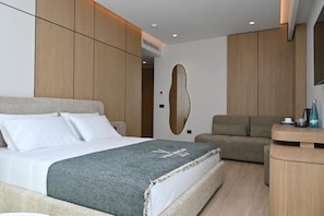 Suite junior, balcón, planta baja | Minibar, caja fuerte, escritorio y cortinas opacas
