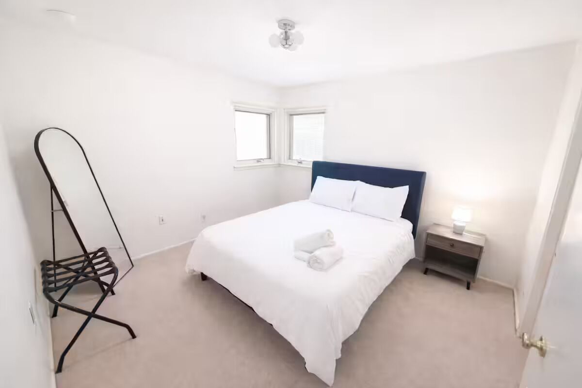 4 slaapkamers, een strijkplank/strijkijzer, internet, beddengoed