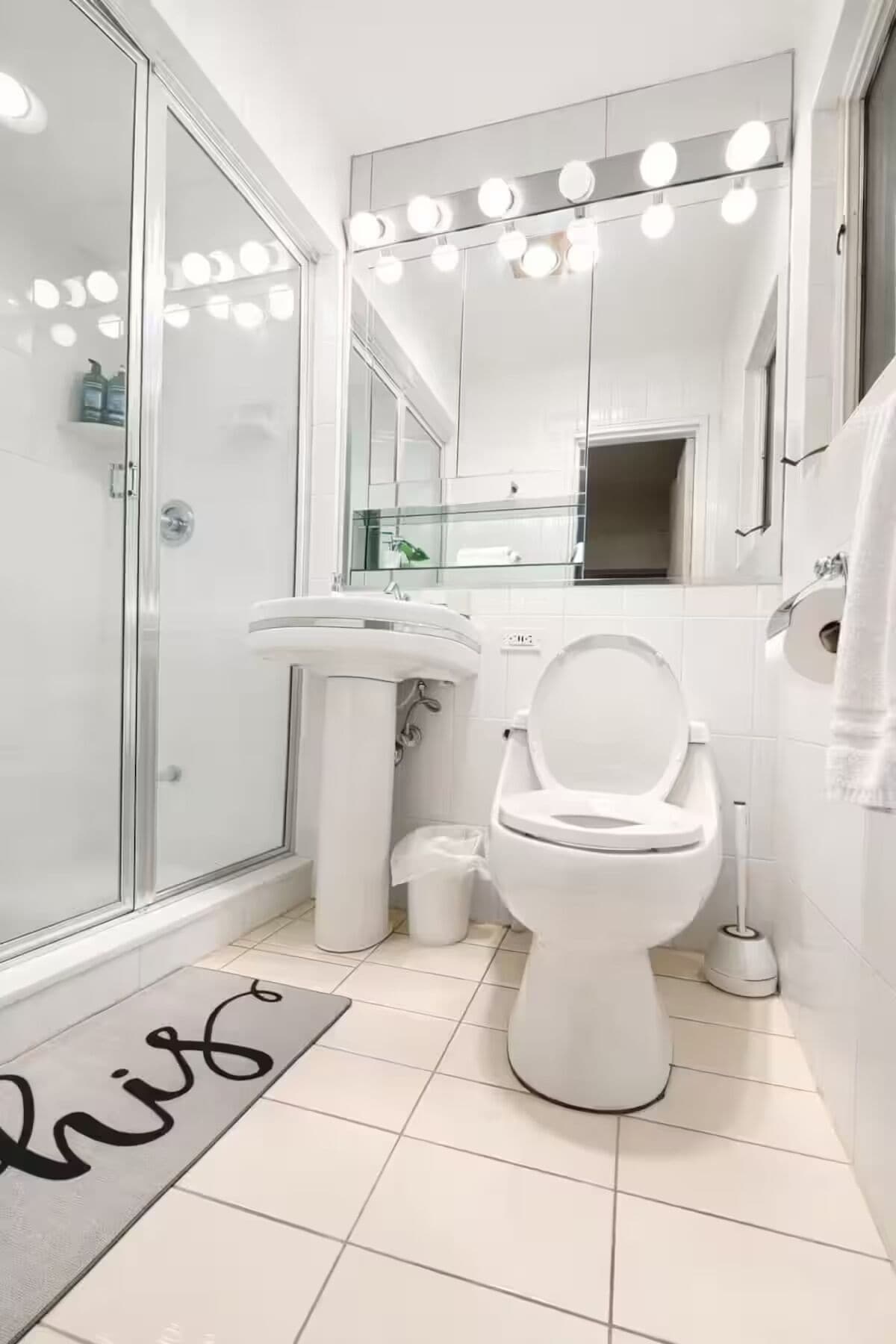 Haartrockner, Handtücher, Seife, Toilettenpapier