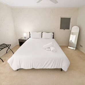 4 bedrooms, iron/ironing board, internet, bed sheets