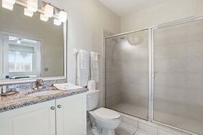 Shower, hair dryer, towels, shampoo - #1223 - Sleeps 6 - Lake and Landscape View (Naples)