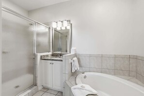 Shower, hair dryer, towels, shampoo - #1223 - Sleeps 6 - Lake and Landscape View (Naples)