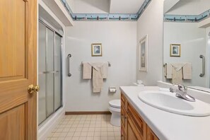 Towels, toilet paper - "Harbour Haven" 2BR Townhome at Izatys on Lake Mille Lacs, Sleeps up to 8 (Onamia)
