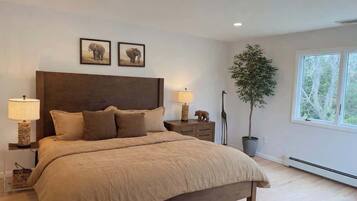 1 bedroom, desk, iron/ironing board, WiFi