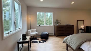 1 bedroom, desk, iron/ironing board, WiFi