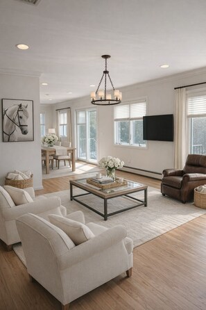 Living area - The Safari: Premium King En suite Less Than 2 Mi from Shinnecock Hills Golf Club (Southampton)