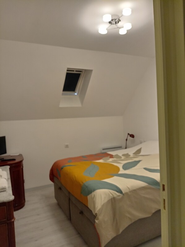 2 bedrooms, iron/ironing board, internet, bed sheets