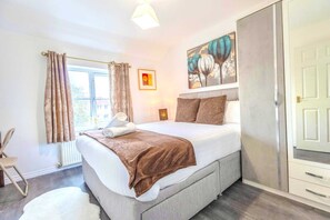 2 bedrooms, desk, iron/ironing board, bed sheets