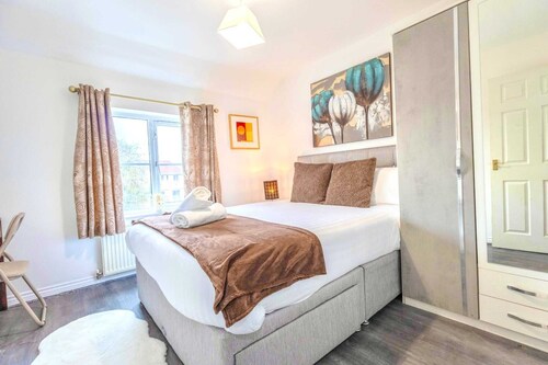 Secluded 2-Bed Detached Home with Free Parking