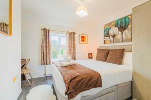 2 bedrooms, desk, iron/ironing board, bed sheets - Secluded 2-Bed Detached Home with Free Parking (Saint Mellons)