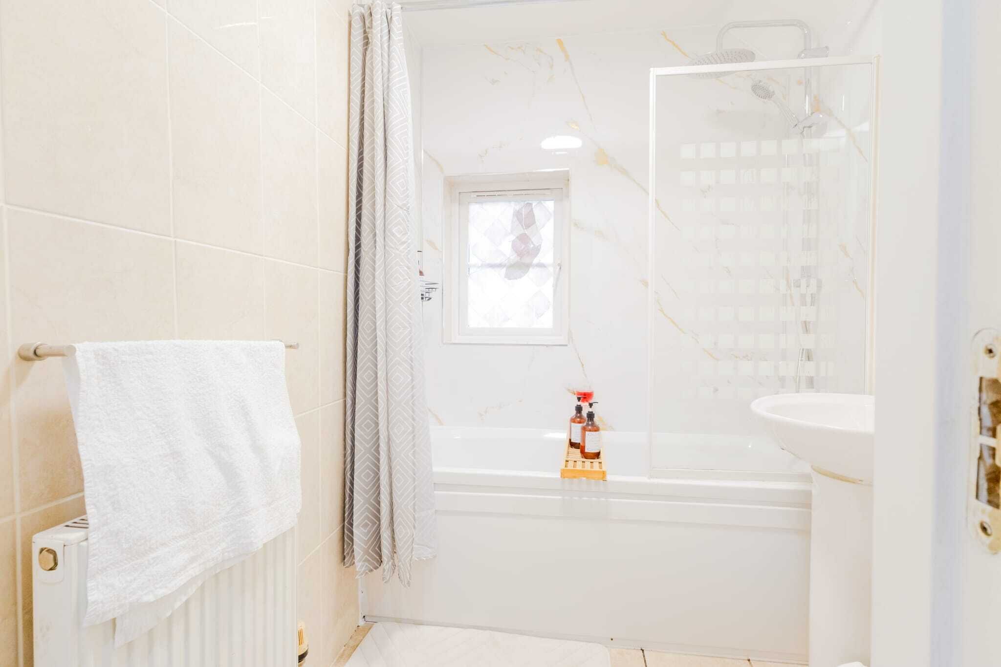 Dusche, Haartrockner, Handtücher, Shampoo