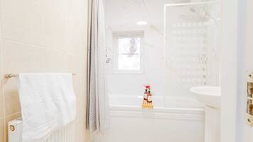 Dusche, Haartrockner, Handtücher, Shampoo