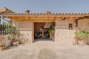 Terrace/patio - Son Sitges: Rural Luxury, Private Pool & Views in the Heart of Mallorca (Llubí)