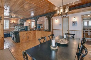 Dining - Country cottage on the banks of the Rouge River (Brébeuf)