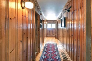 Interior - Country cottage on the banks of the Rouge River (Brébeuf)