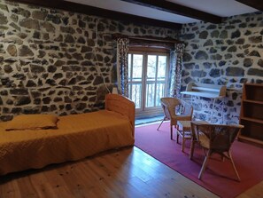 1 bedroom, bed sheets