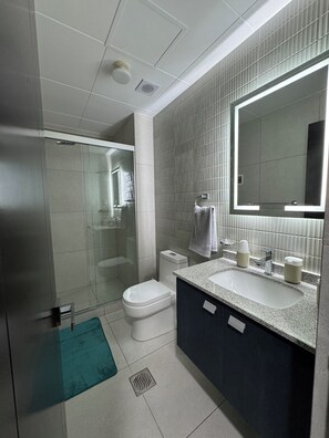 Secadora de cabello, toallas, papel de baño 