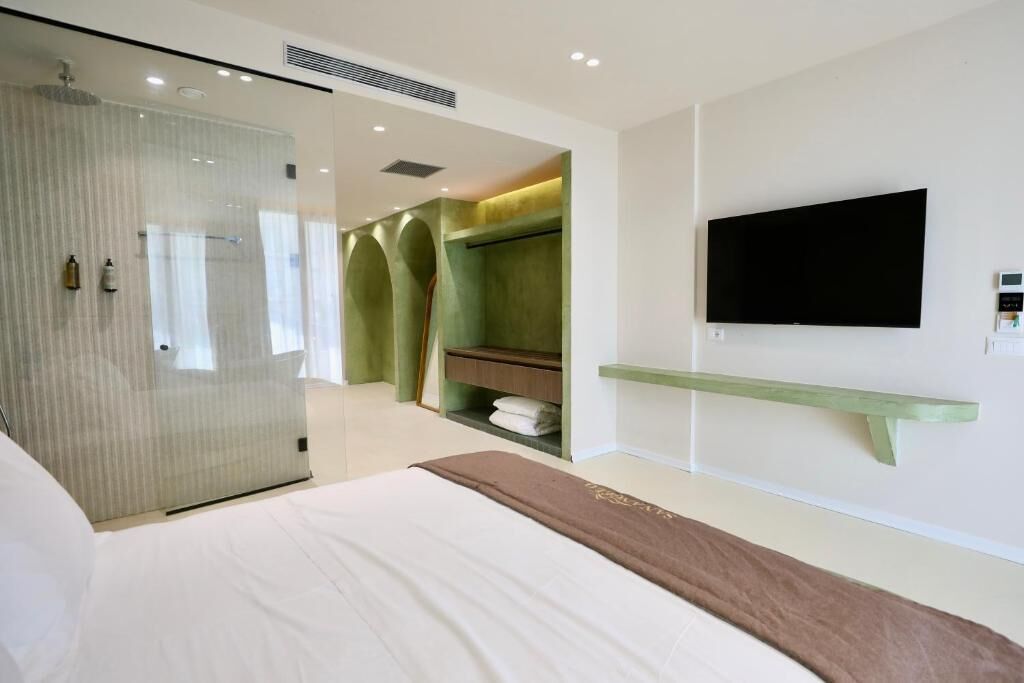 Deluxe studio, 1 queensize bed | Een kluis op de kamer, individueel gemeubileerd, een bureau
