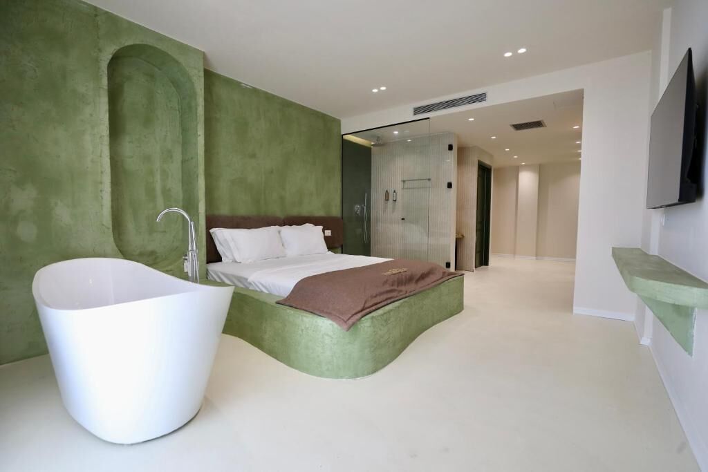 Superior Studio, Bathtub