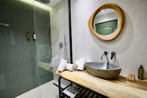 Gratis toiletartikelen, een haardroger, pantoffels, handdoeken