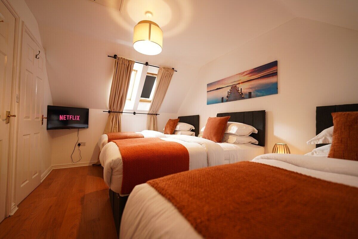 4 bedrooms, iron/ironing board, Internet, bed sheets