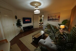 Living area - Spacious 4-Bed Home | Sleeps 8 | Private parking (Stockton-on-Tees)