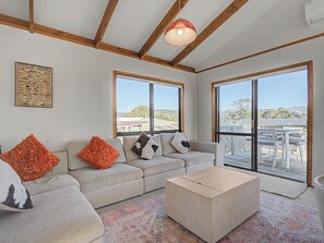 TV - Golden Horizon - Pauanui Holiday Home (Pauanui)