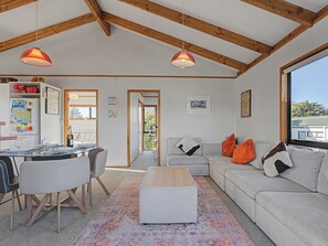 TV - Golden Horizon - Pauanui Holiday Home (Pauanui)