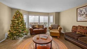 Casa básica, sacada, vista para a montanha | Área de estar