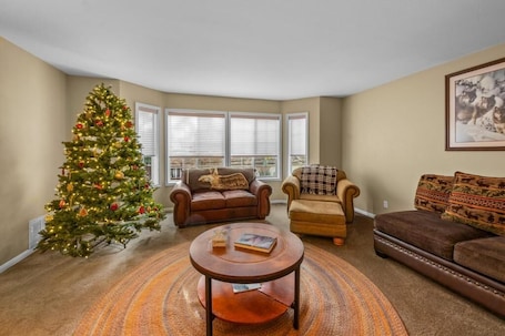 基础独立别墅, 阳台, 山景 | 起居区. 大熊鹰山巢