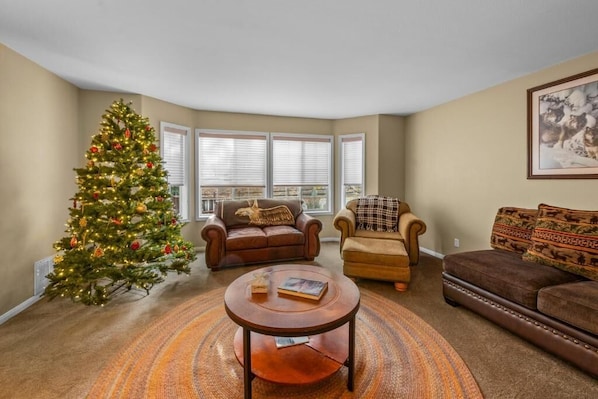 Casa básica, balcón, vista a la montaña | Área de sala de estar