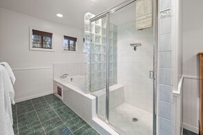 Casa básica, balcón, vista a la montaña | Baño