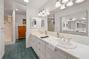 Bathroom - Big Bear Nest at Eagle Mountain (Big Bear Lake)