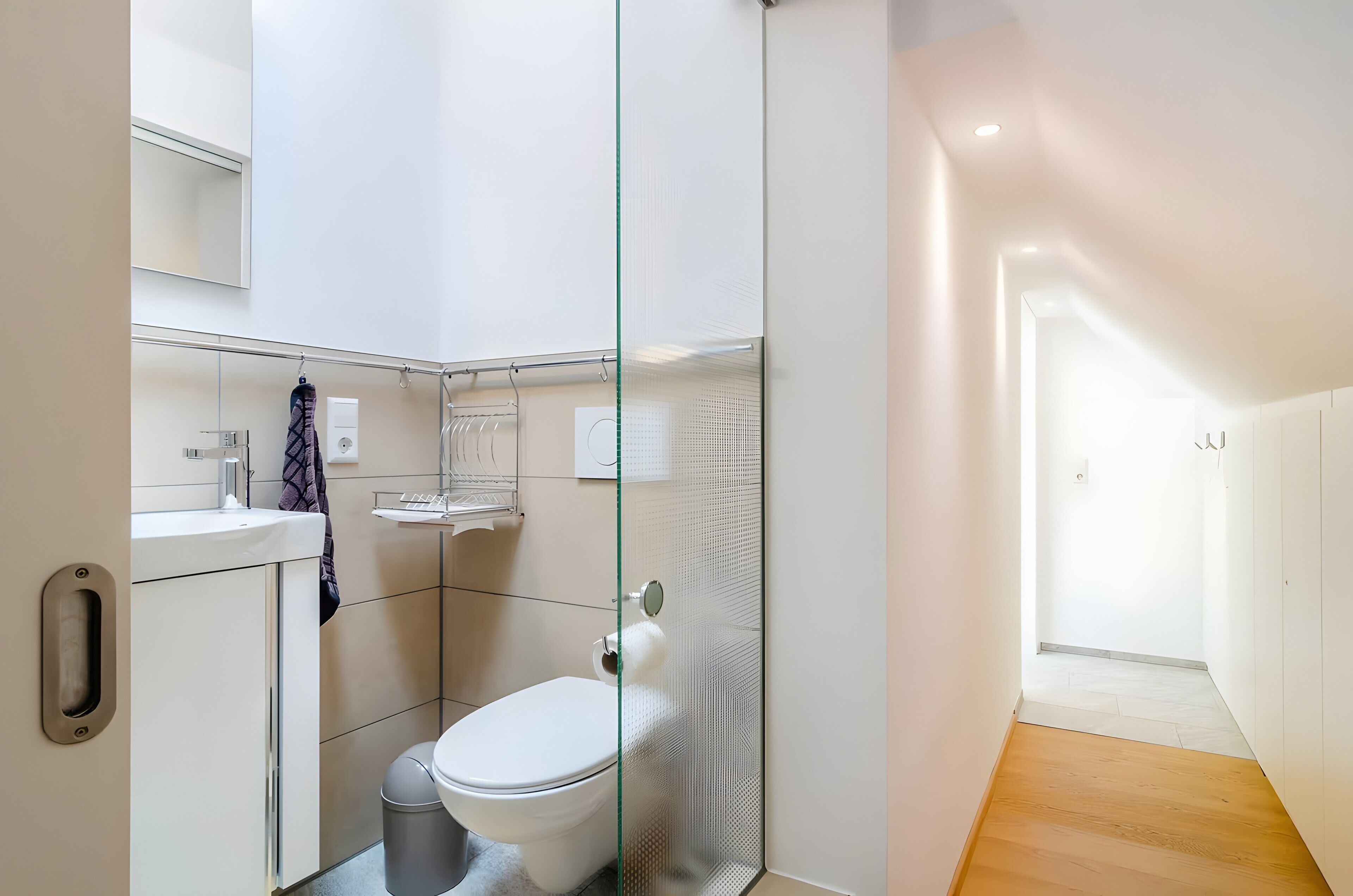 Une salle de bain moderne avec une douche à parois de verre, des toilettes et un lavabo.
